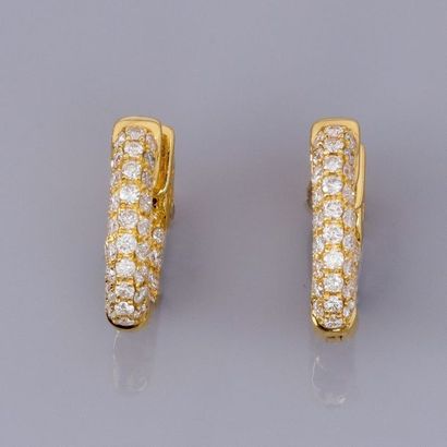 null Paire de boucles d'oreilles en or jaune 750°/00 (18K), anneaux sertis de diamants...