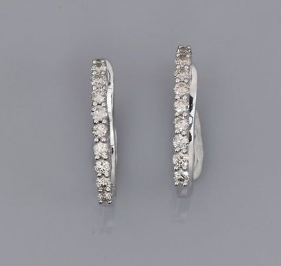 null Paire de boucles d'oreilles en or gris 750°/00 (18K) serties de diamants taille...