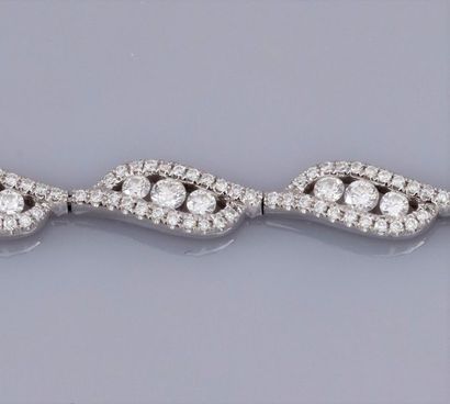 null Bracelet en or gris 750°/00 (18 K), à maillons sertis de diamants taille brillant...