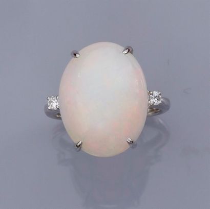 null Bague en or gris 750°/00 (18 K), sertie d 'une opale ovale de 10 carats environ...