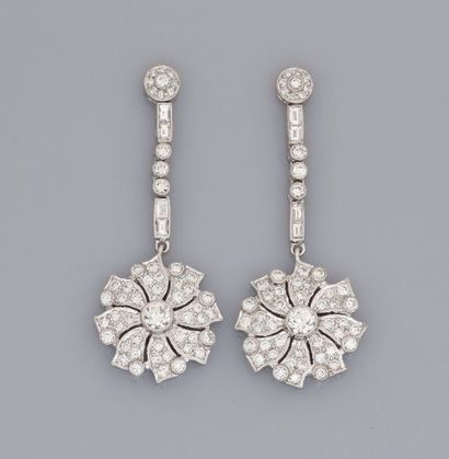 null Paire de boucles d'oreilles en or gris 750°/00 (18 K) serties de diamants taille...