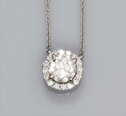 null Collier en or gris 750°/00 (18 K), serti d'un diamant taille brillant de 0.60...