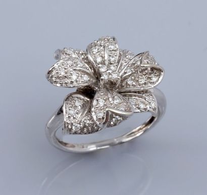 null Bague fleur en or gris 750°/00 (18 K) , sertie de diamants. 4.80 g. TDD 46....