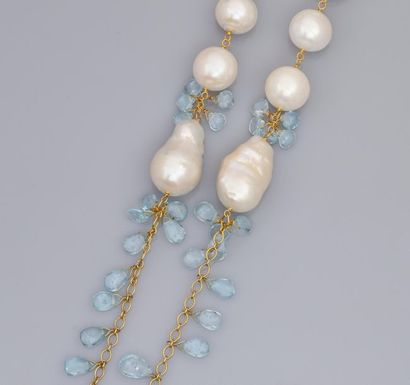 null Sautoir en vermeil 925, serti de perles de culture baroques, et de topazes bleues....