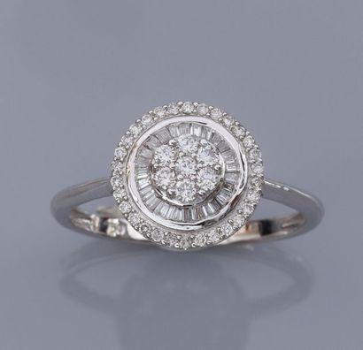 null Bague ronde en or gris 750°/00 (18 K), sertie de diamants taille brillant et...