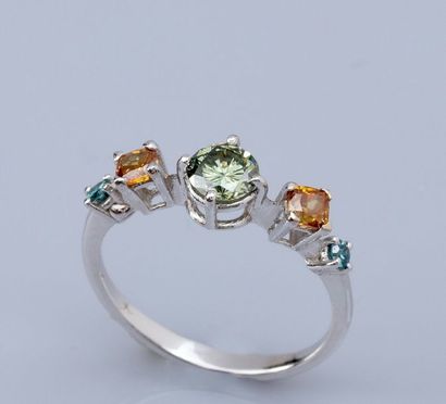 null Fin anneau en or gris 750°/00 (18 K), serti d'un diamant vert et de diamants...