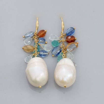 null Paire de boucles d'oreilles en vermeil 925, serties de perles de culture baroques...