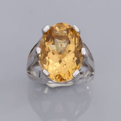 null Bague en argent 925, sertie d'une importante citrine ovale à facettes. 8.80...