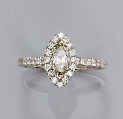 null Bague en or gris 750°/00 (18 K), sertie d'un diamant navette de 0.50 carat environ,...