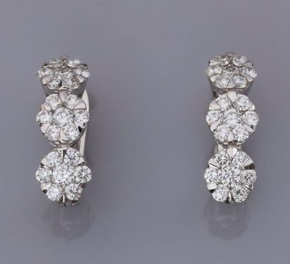null Paire de boucles d'oreilles en or gris 750°/00 (18 K), serties de diamants taille...
