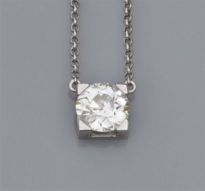   Collier en or gris 750°/00, serti d'un diamant taille brillant de 2 carats environ...