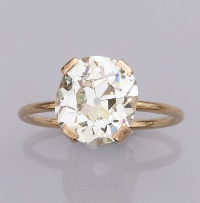   Bague en or jaune 750°/00, sertie d 'un diamant coussin de 6.15 carats (pesé),...