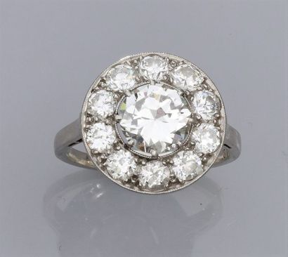   Bague en platine, sertie d 'un diamant taille brillant de 1.45 carat environ, entourage...