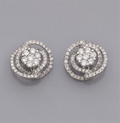  Paire de boucles d'oreilles en or gris 750°/00, serties de diamants taille brillant...
