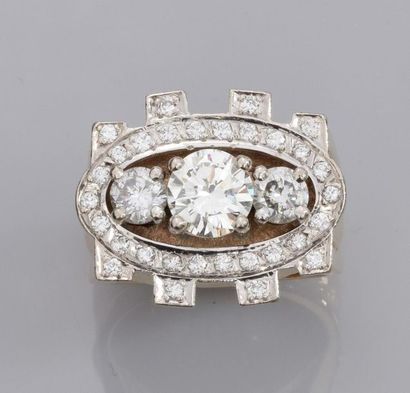   Bague chevalière en or deux tons 585°/00, martelé, sertie d'un diamant taille brillant...