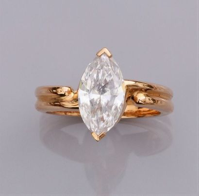   Bague en or jaune 750°/00, sertie d'un diamant marquise de 1.50 carat environ,...