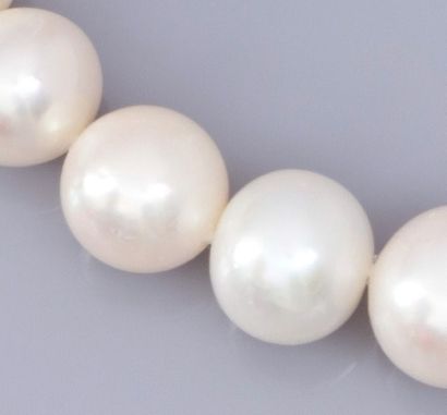   Collier formé de 32 perles de culture diamètre 12.5 à 14 mm, fermoir boule en or...