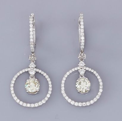   Paire de boucles d'oreilles en or gris 750°/00 serties de diamants taille brillant...