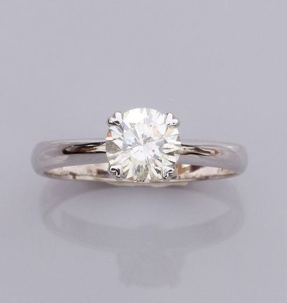   Bague en or gris 750°/00, sertie d 'un diamant taille brillant de 1.05 carat, couleur...