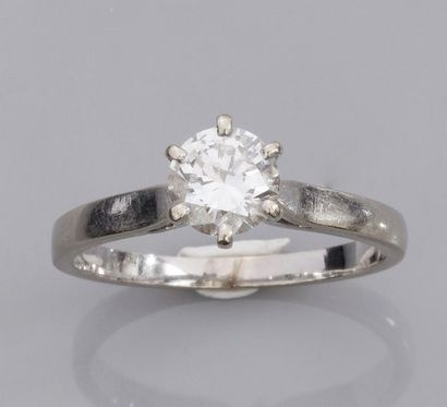   Bague en or gris 750°/00 (18K), sertie d 'un diamant taille brillant de 0.75/0.80...