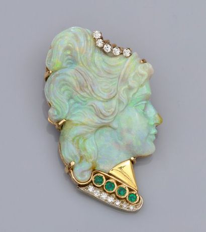   Broche pendentif, ornée d'une grande opale sculptée à décor de femme en buste,...