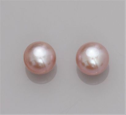   Paire de puces en or jaune 750°/00 chacune est sertie d 'une perle de culture rose...