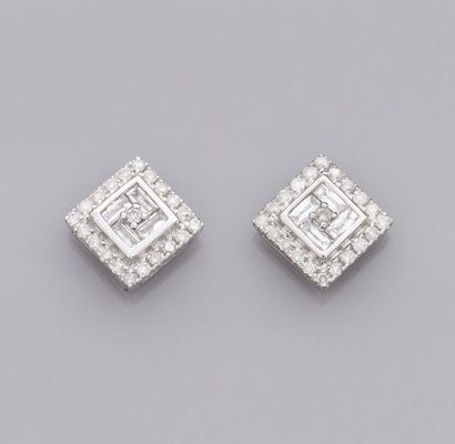   Paire de boucles d'oreilles carrées en or gris 750°/00, serties de diamants baguettes...