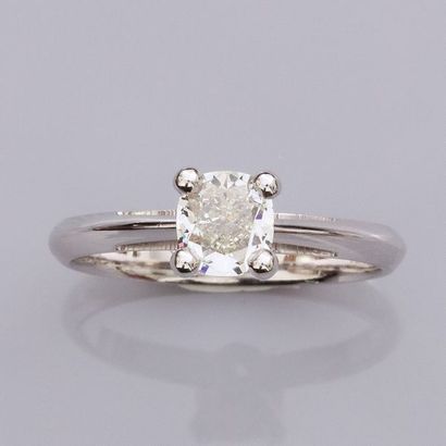   Bague en or gris 750°/00, sertie d 'un diamant taille coussin de 1.04 carat, couleur...