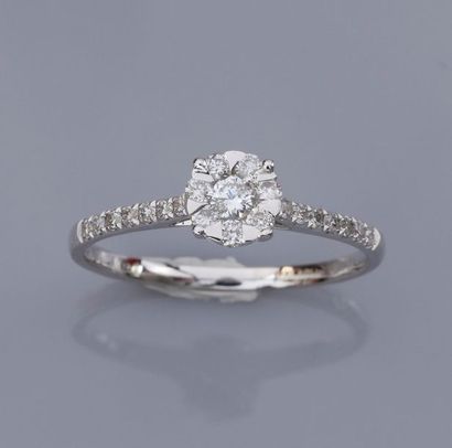   Bague fleur en or gris 750°/00 (18K) sertie de diamants taille brillant, l'anneau...