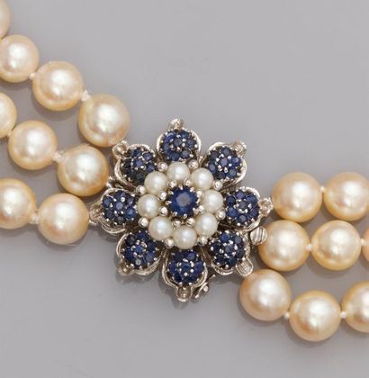   Collier formé de trois rangs de perles de culture du Japon diamètre 5.5 à 7 mm,...