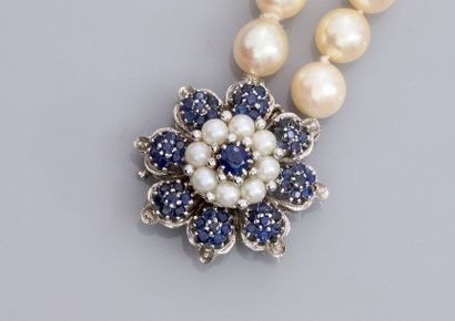   Collier formé de trois rangs de perles de culture du Japon diamètre 5.5 à 7 mm,...