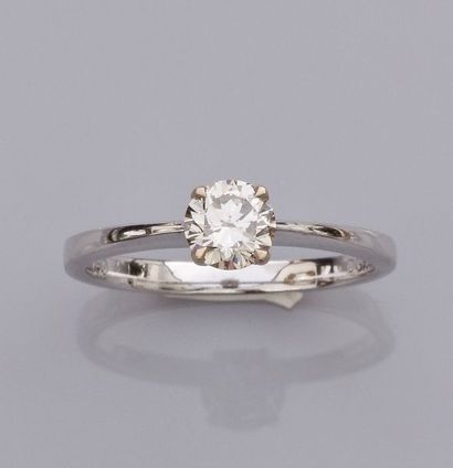   Bague en or gris 750°/00, sertie d 'un diamant brun taille brillant de 0.60 carat...