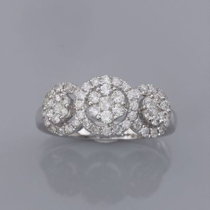   Bague en or gris 750°/00 (18K), sertie de diamants taille brillant en pavage ....