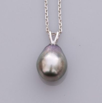   Chaîne en or gris 750°/00, maille forçat, et pendentif serti d'une perle de culture...