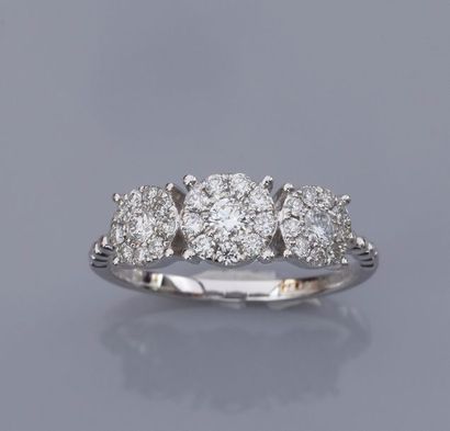   Bague en or gris 750°/00 (18K), sertie de diamants taille brillant, l'anneau torsadé....