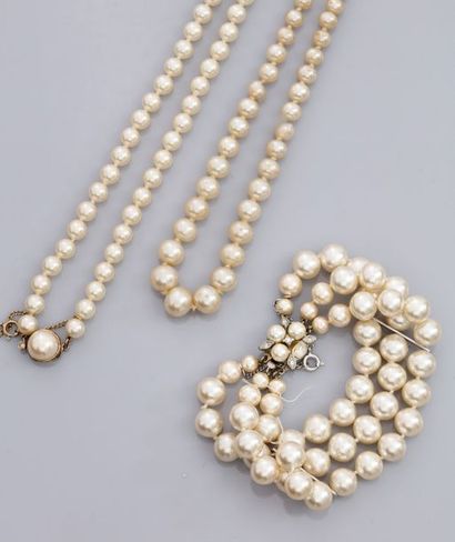  Lot fantaisie d'un Sautoir de fausses perles, un Bracelet trois rangs (manque),...