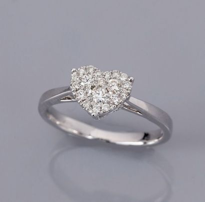   Bague en or gris 750°/00 (18K), chaton cœur, serti de diamants taille brillant...