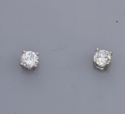   Paire de puces en or gris 585°/00 (14K), chacune est sertie d'un diamant taille...