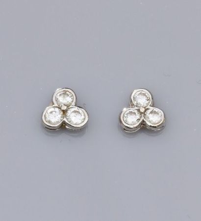   Paire de boucles d'oreilles trèfles en or gris 750°/00, serties de trois diamants...