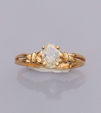   Bague en or jaune 750°/00, sertie d'un diamant jaune ovale de 0.50 carat environ,...