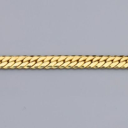   Bracelet en or jaune 750°/00, maille plate dite anglaise. 15.10 g. L : 19 cm. H...