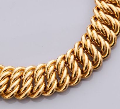   Bracelet en or jaune 750°/00, maille américaine. Avec anneaux pour breloques. 63.70...