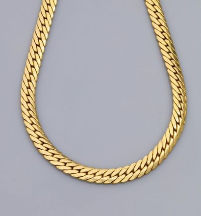   Collier en or jaune 750°/00, maille plate dite anglaise. 27.40 g. L : 44.5 cm....