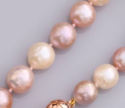   Collier de perles de culture roses en chute diamètre12 à 15 mm, fermoir aimanté....