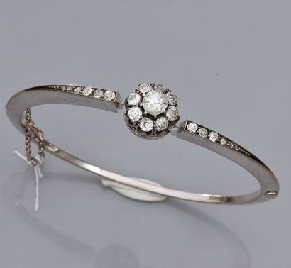   Bracelet rigide en or deux tons 750°/00, orné d'une rosace sertie de diamants taille...