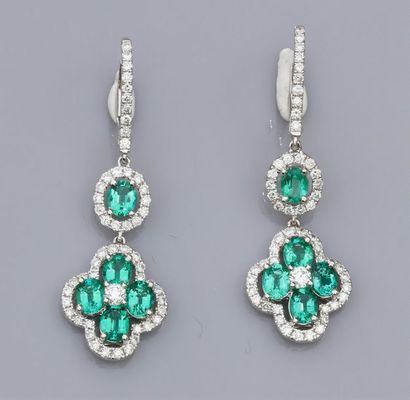   Paire de boucles d'oreilles en or gris 750°/00, serties d'émeraudes ovale set de...