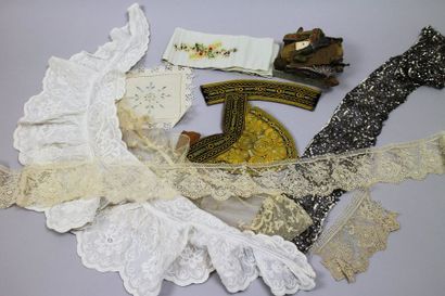 null Lot de napperons, broderies bretonnes, éléments perlés et rubans lamés