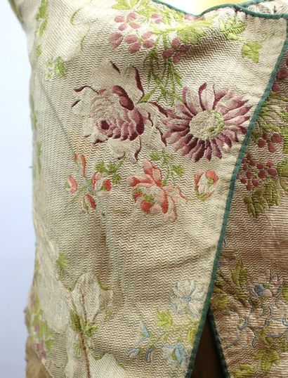 null Corps de robe en soie brochée à décor de fleurs, XVIIIème siècle (manque 1 partie...