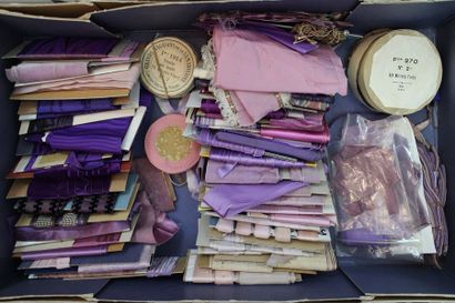 null Lot de 3 boîtes de rubans de soie et velours : rose, parme, violet et rubans...