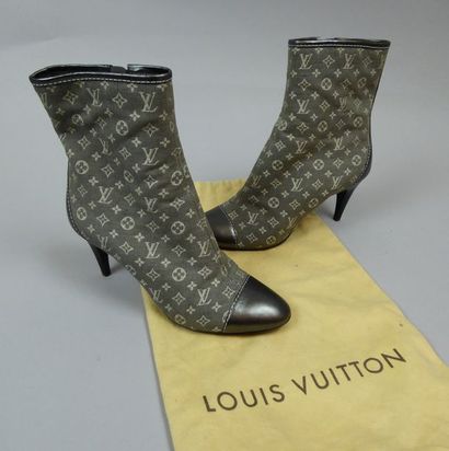 null Louis VUITTON

Paire de bottines en toile monogram et cuir argent, T.35 ½ avec...